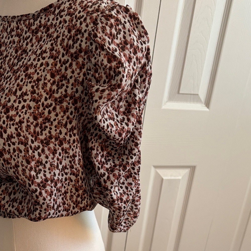 Paper Crane animal print crop top, 3/4 sleeves, smocked waist. Size Small - Picture 4 of 6